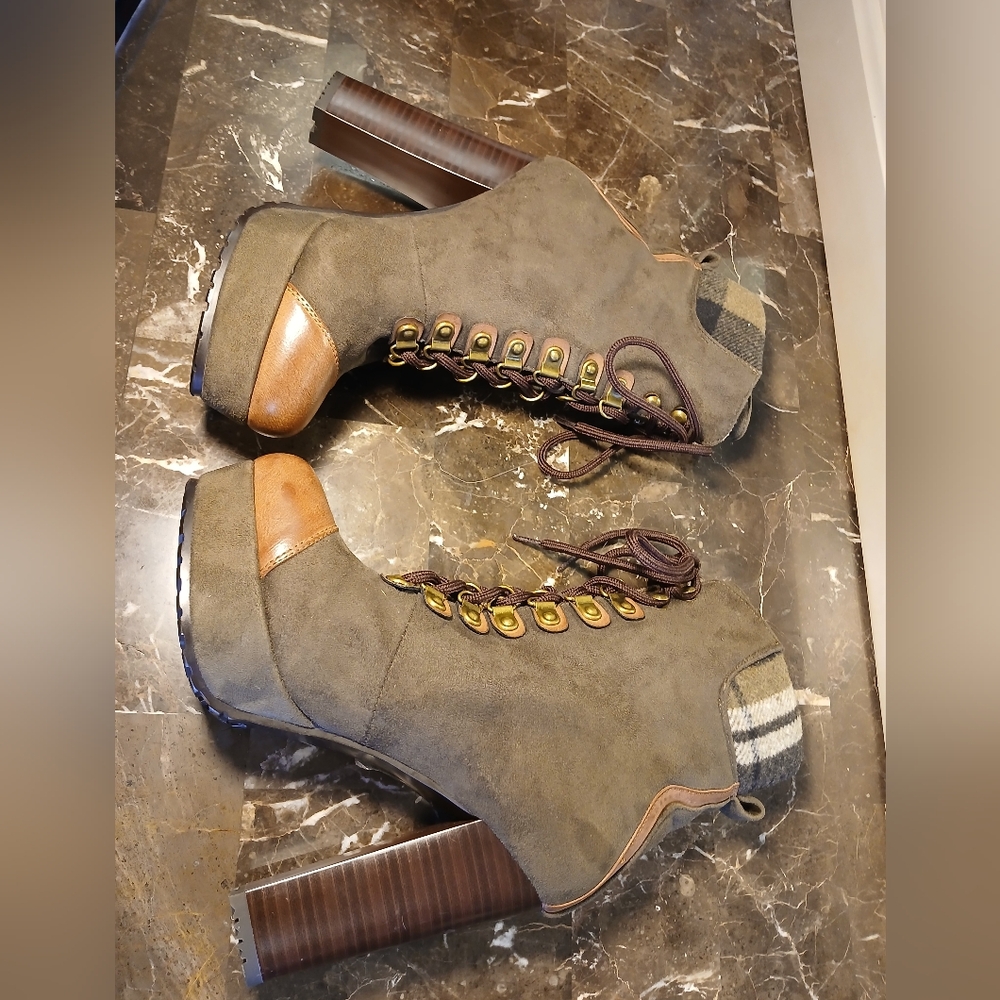 Luichiny Olive and Tan 4.5" Block Heeled Boots - Picture 5 of 12